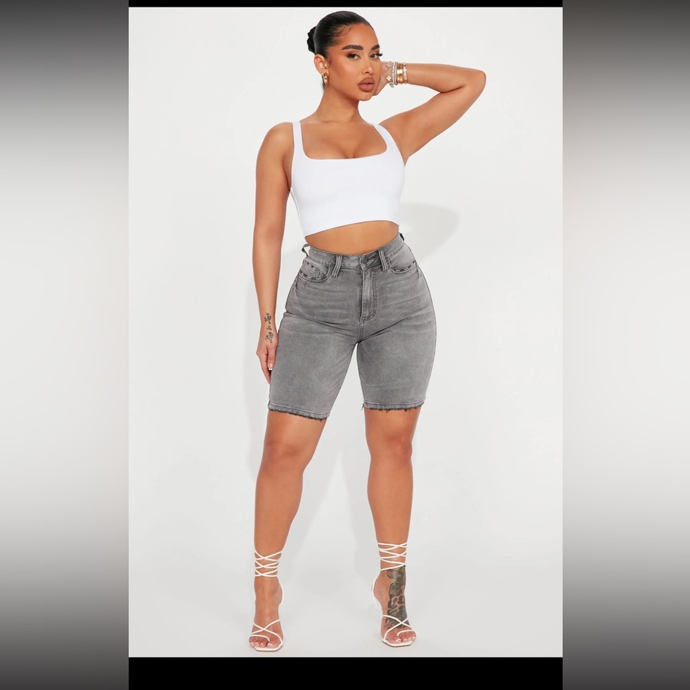 On the List Deluxe Stretch Bermuda shorts (SIZE 15) 🩶